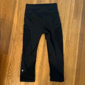 Lululemon size 4 cropped leggings w/ mesh pockets